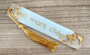 Een boekenlegger gemaakt van epoxy. Er staat "one more chapter" op.