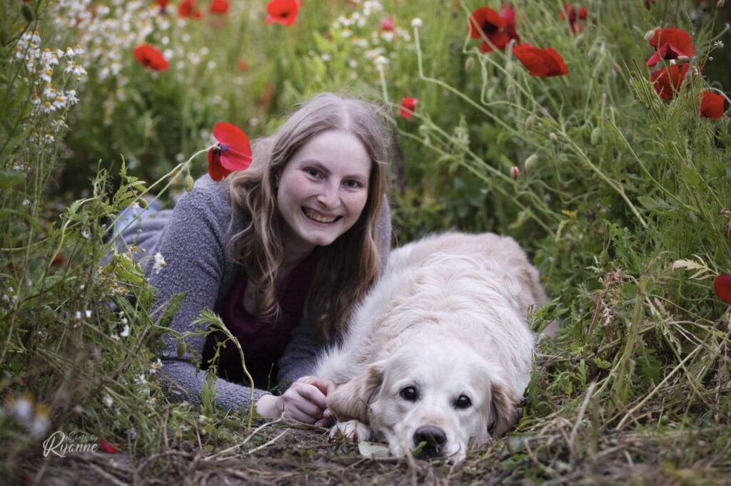 Een afbeelding van mijn golden retriever Cato en mijzelf in de klaprozen.