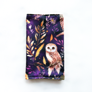 Eem paarse boekhoes met een uil erop.