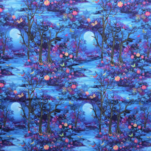 Een stof gemaakt van katoen. Als opdruk zit er een tafereel van bomen, bloemen en manen dat zich herhaalt.