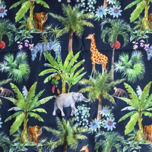 Dieren in het oerwoud. Deze stof is gemaakt van katoen en heeft een donkerblauwe achtergrond.