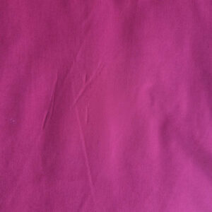 Effen framboos stof, gemaakt van katoen.
