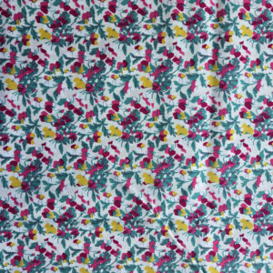 Dit is een katoenen stof met schattige kleine, gekleurde bloemetjes. De achtergrond is wit.