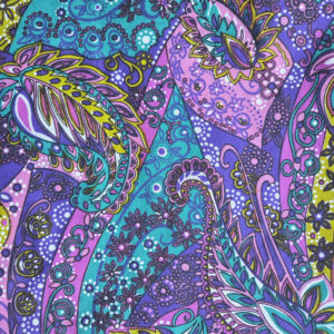 Deze stof is gemaakt van katoen. Er zit een vederpatroon op met overwegend paarse tinten met een blauw accent.