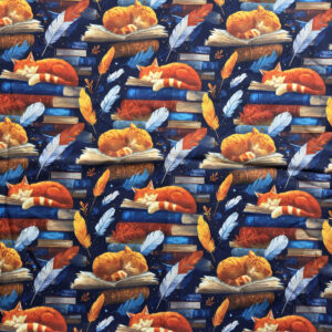 Deze katoenen stof heeft een patroon van schattige oranje katten die bovenop een opengeslagen boek slapen. Ernaast zit een veer.