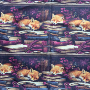 Deze stof is gemaakt van katoen en is paars. Er staan vosjes op bedrukt die op boeken slapen. Er omheen zitten bloemen.