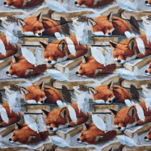 Deze katoenen stof heeft slapende vosse erop. De achtergrond is wit gekleurd.