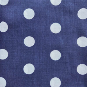 Deze katoenen stof heeft als achtergrond donkerblauw met daarop witte stippen.