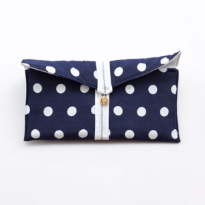 Een bescherming waar je je boek in kunt schuiven. Op de voorkant zit ee houten knoop.