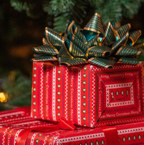 Twee rode cadeaus onder een kerstboom