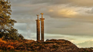 Twee zwaarden die uit een rots steken tijdens de zonsondergang