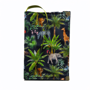 Een donkerblauwe katoenen stof met olifanten, zebra's en giraffen in de jungle