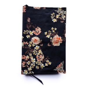 Donkerblauw katoen met Engelse cremeroze bloemen.