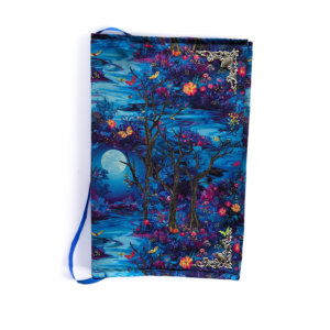 Een leuk blauwkleurig scenario met bomen en een maan