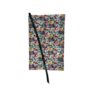 Kleine gekleurde bloemetjes op een gebroken wit achtergrond.