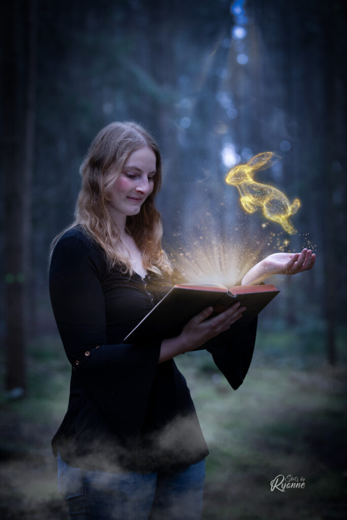 Auteursfoto. Mijzelf met een boek en een haasje in mijn hand.