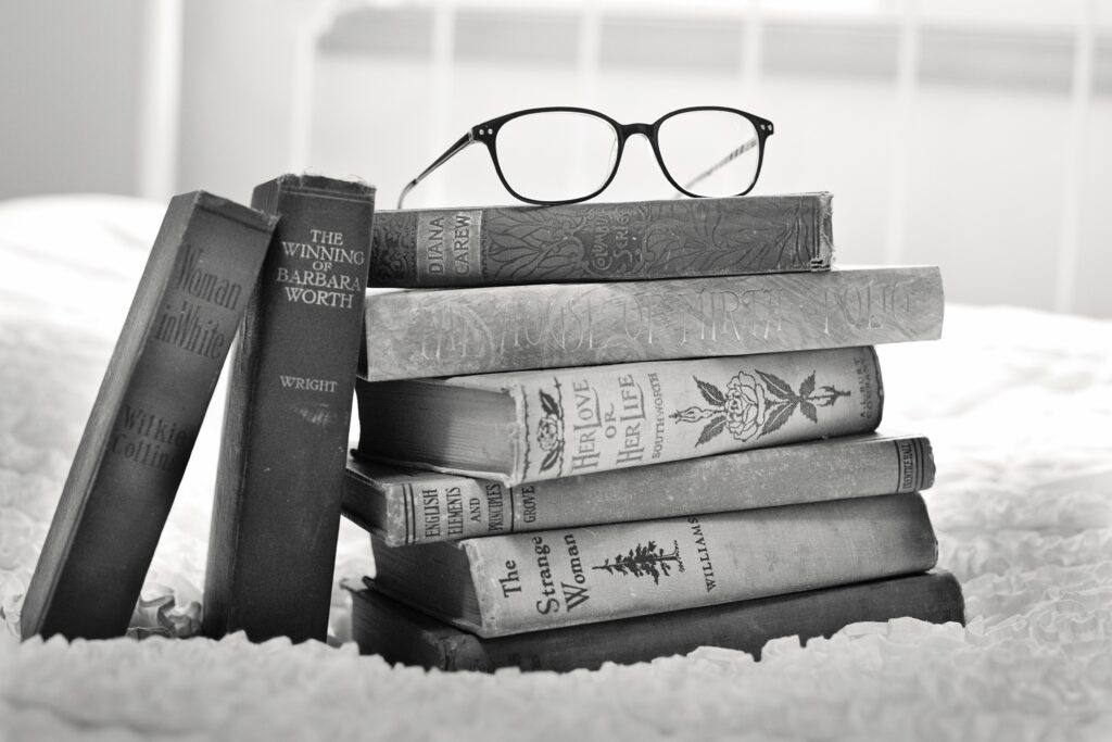 Een stapel vintage boeken in grijstinten.