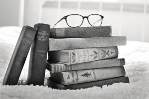 Een stapel vintage boeken in grijstinten.