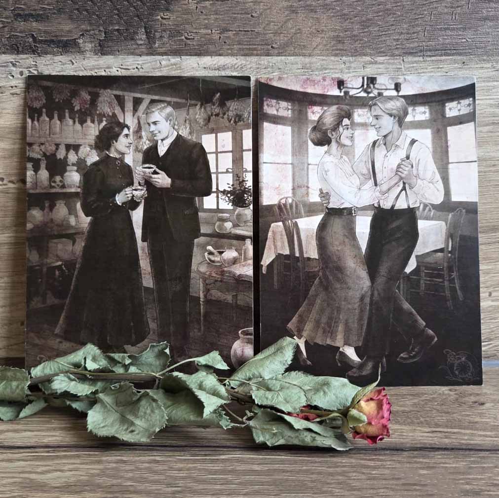 Twee ansichtkaarten in de oude fotostijl met de personages van De weeswaker & de kruidenkinderen erop.