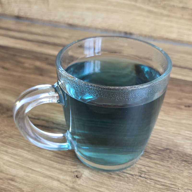 Een kop blauwe thee.