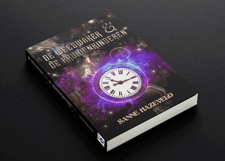 De kaft van De weeswaker & de kruidenkinderen. Centraal staat een zakhorloge met paarse magie er omheen. De achtergrond is een steampunk setting in het donkerbruin.
