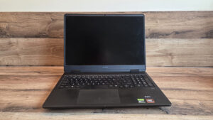 Een laptop met een zwart beeld.